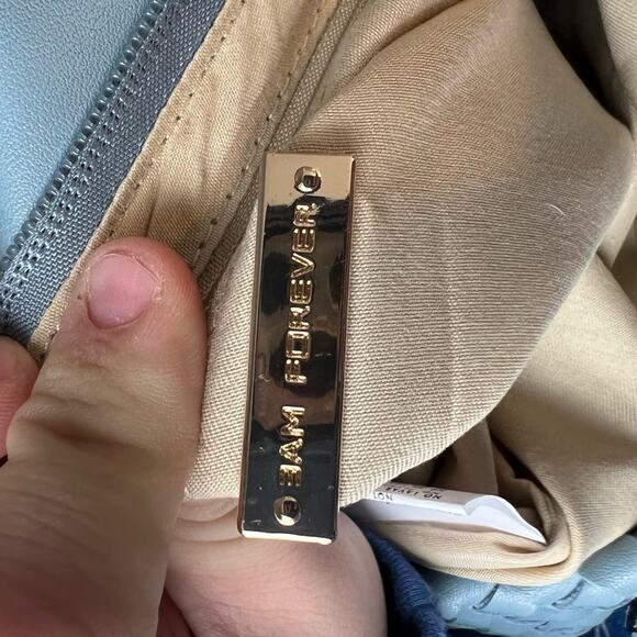 EMA Forever light blue wicker patterned clutch / crossbody magnet zipper closure - Picture 7 of 7